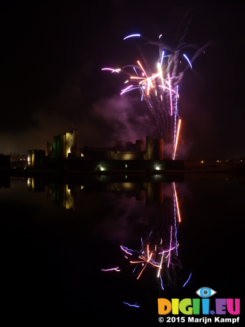 FZ024419 Fireworks over Caerphilly Castle